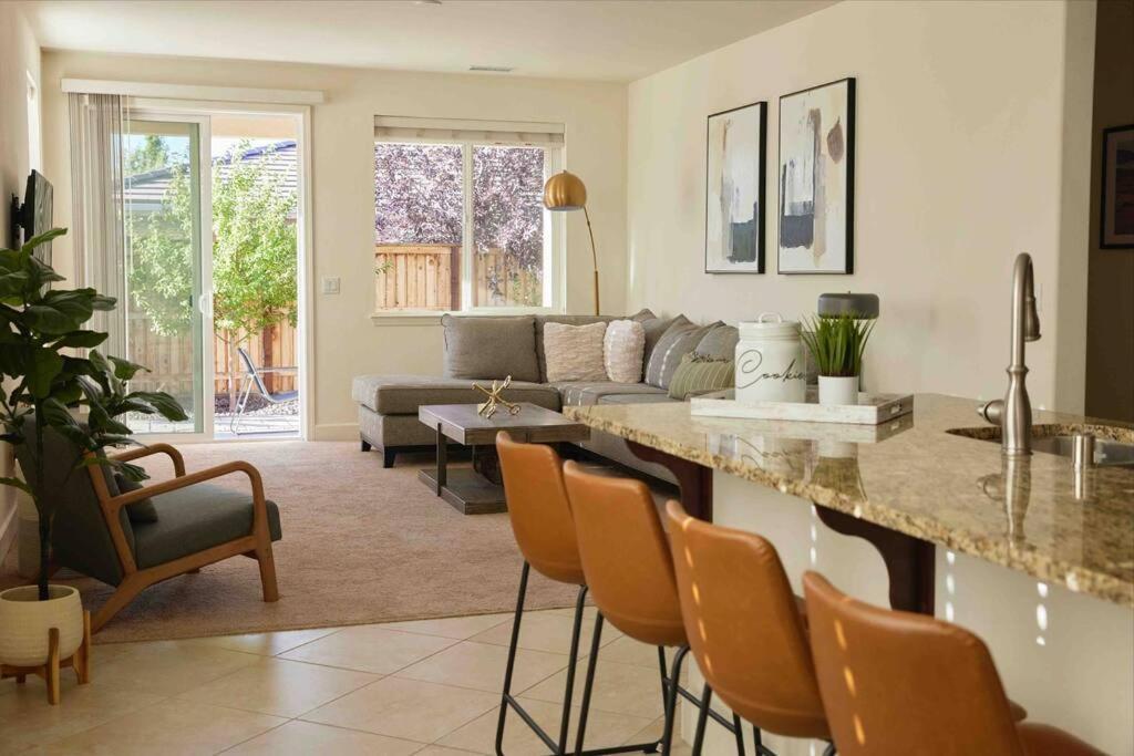 New Upscale House, Tahoe 30-Min W/ Cal King รีโน ภายนอก รูปภาพ