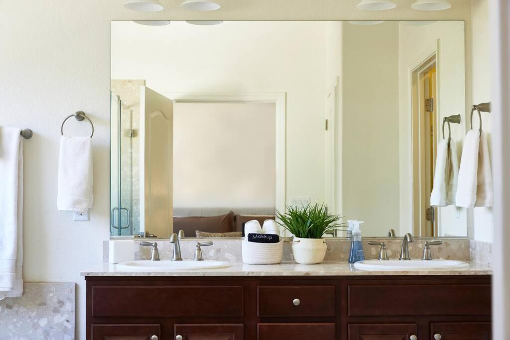 New Upscale House, Tahoe 30-Min W/ Cal King รีโน ภายนอก รูปภาพ