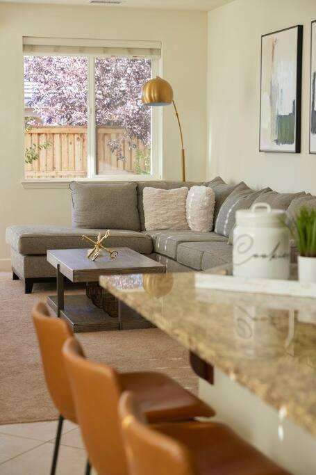 New Upscale House, Tahoe 30-Min W/ Cal King รีโน ภายนอก รูปภาพ